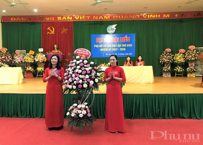 Đồng chí Nguyễn Thị Bảy - Chủ tịch Hội LHPN huyện Đan Phượng tặng hoa chúc mừng Đại hội.