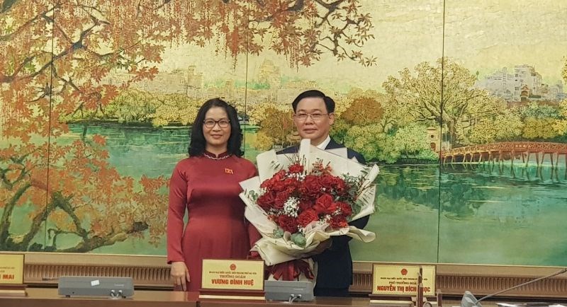 Đại biểu Nguyễn Thị Lan chúc mừng Tân Chủ tịch Quốc hội Vương Đình Huệ