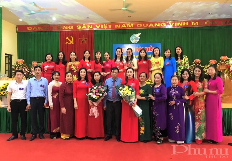 Các đại biểu chúc mừng Ban Chấp hành Hội LHPN xã Tân Hội nhiệm kỳ 2021-2026.