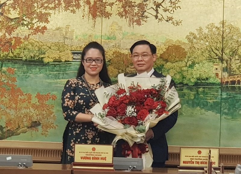 Đại biểu Dương Minh Ánh chúc mừng Tân Chủ tịch Quốc hội Vương Đình Huệ