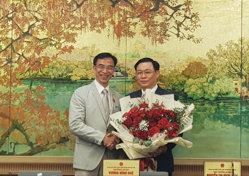 Đại biểu Nguyễn Quang Tuấn chúc mừng Tân Chủ tịch Quốc hội Vương Đình Huệ