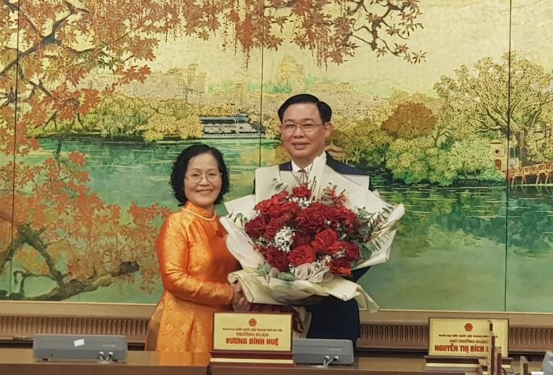 Đại biểu Trần Thị Quốc Khánh chúc mừng Tân Chủ tịch Quốc hội Vương Đình Huệ