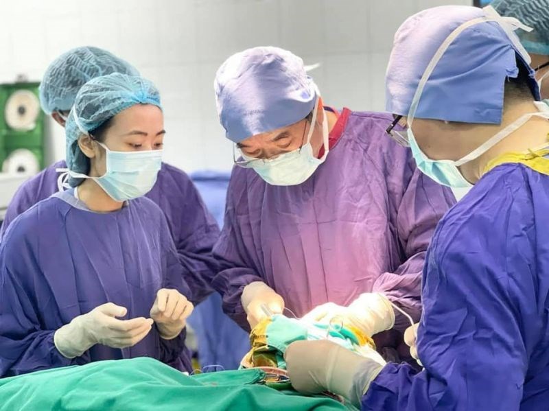 Các y bác sĩ bệnh viện Việt Đức thực hiện ca phẫu thuật.