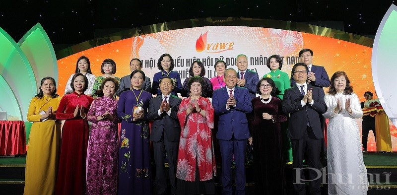 Phó Thủ tướng Thường trực Trương Hoà Bình cùng lãnh đạo Ban, Bộ, Ngành, Đoàn thể, Tổ chức tham dự Đại hội Hiệp hội Nữ doanh nhân Việt Nam nhiệm kỳ 2021-2026.