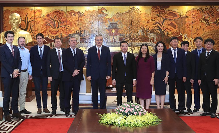 Lãnh đạo thành phố Hà Nội với Đại sứ Cộng hòa Pháp và hai bên chụp ảnh lưu niệm