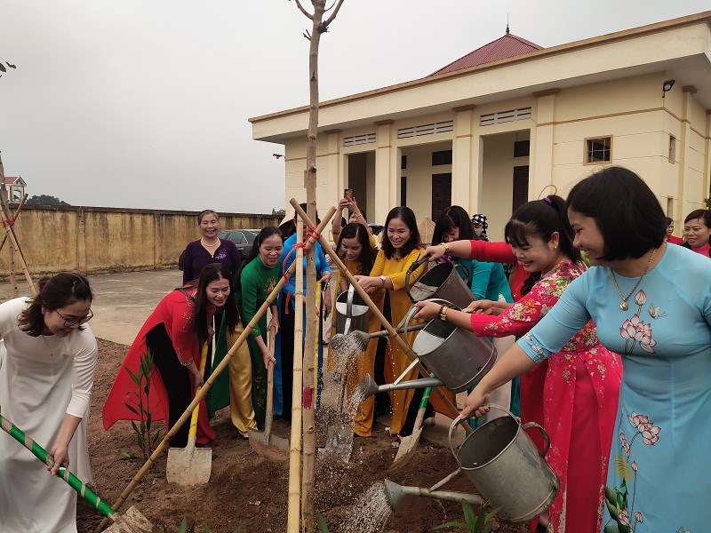 Chị em phụ nữ tham gia trồng cây hàng cây tại khuân viên nhà văn hóa thôn Xã Thắng Lợi
