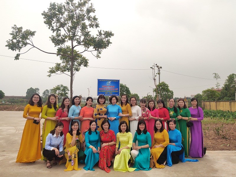Chủ tịch Hội LHPN Hà Nội Lê Kim Anh chụp ảnh lưu niệm với chị em phụ nữ Thanh Trì.