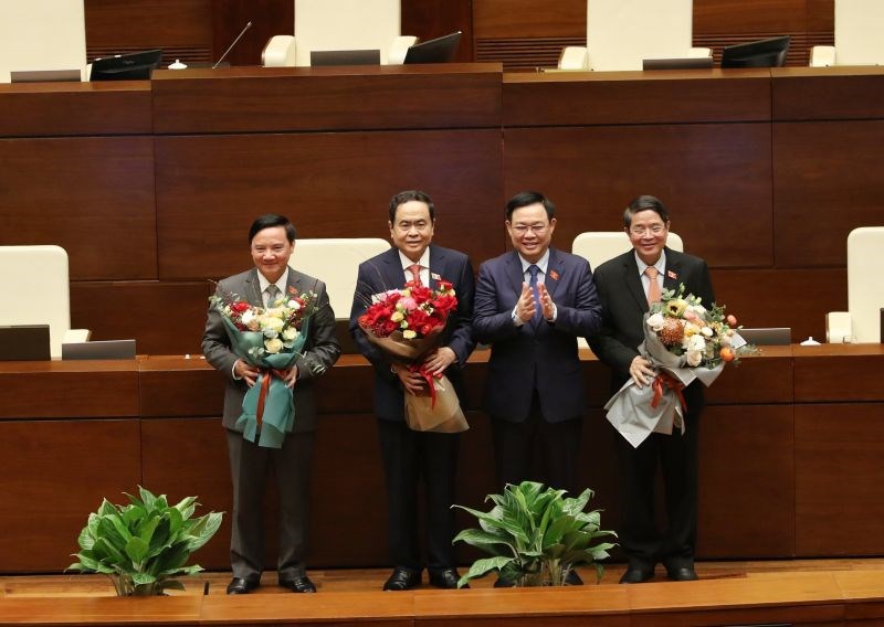 Chủ tịch Quốc hội Vương Đình Huệ tặng hoa chúc mưng 3 Tân Phó chủ tịch Quốc hội