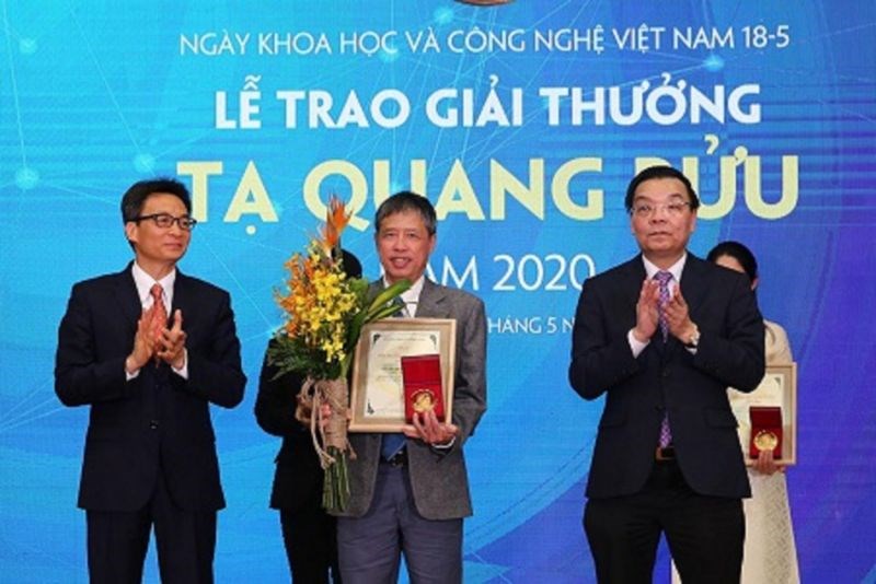 Phó Thủ tướng Vũ Đức Đam trao Giải thưởng Tạ Quang Bửu năm 2020 cho PGS.TS Phạm Tiến Sơn