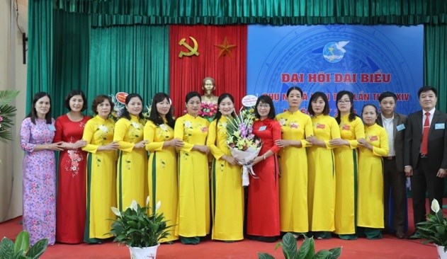 Các đại biểu tặng hoa chúc mừng BCH Hội LHPN xã Khai Thái nhiệm kỳ 2021- 2026