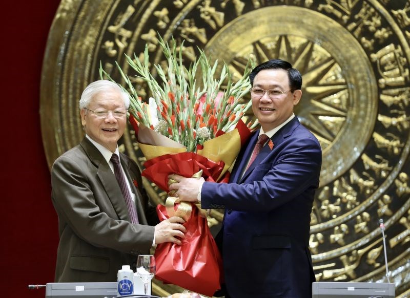 Chủ tịch Quốc hội Vương Đình Huệ tặng hoa chúc mừng Tổng Bí thư Nguyễn Phú Trọng