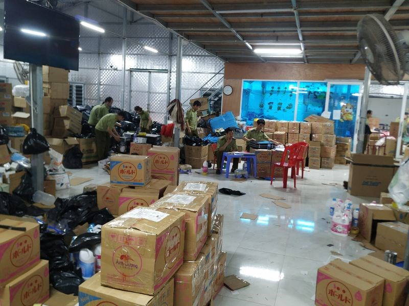 Triệt phá kho hàng giả, hàng nhái với diện tích khoảng 1.000m2 tại Ninh Bình