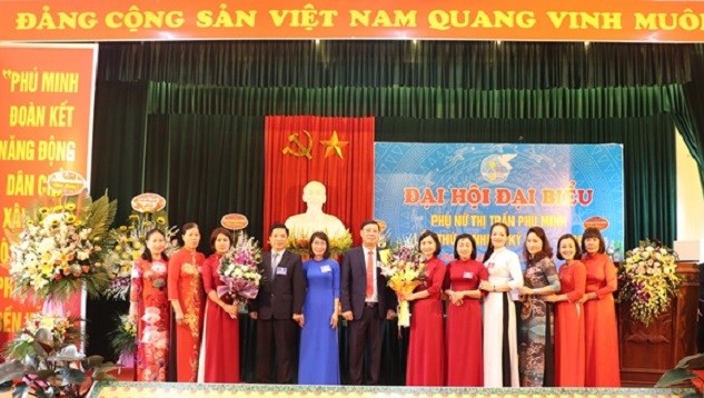 Các đại biểu tặng hoa chúc mừng BCH  Hội LHPN Thị trấn Phú Minh nhiệm kỳ 2021- 2026