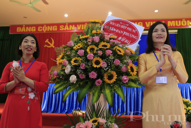 Đồng chí Nguyễn Thị Bảy, Huyện Uỷ viên, Chủ tịch Hội LHPN huyện Đan Phượng tặng hoa chúc mừng Đại hội.