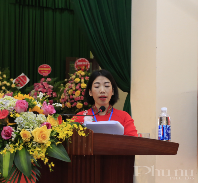 Đồng chí Nguyễn Thị Sim, Chủ tịch Hội LHPN xã Liên Hồng trình bày Báo cáo Chính trị tại Đại hội.