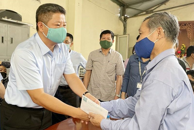 Phó Chủ tịch UBND TP Nguyễn Mạnh Quyền  động viên thăm hỏi tới gia đình nạn nhân