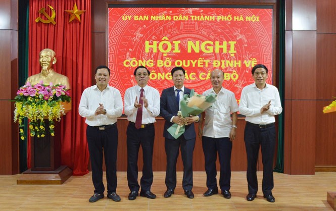 Ban Giám đốc Sở Nông nghiệp và Phát triển nông thôn Hà Nội tặng hoa đồng chí Phó Giám đốc Sở Nông nghiệp và Phát triển nông thôn Nguyễn Văn Quyến.