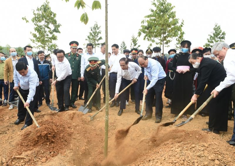 Thủ tướng Nguyễn Xuân Phúc dự Tết trồng cây hưởng ứng Chương trình trồng 1 tỷ cây xanh "Vì một Việt Nam xanh" tại tỉnh Tuyên Quang, Ảnh VGP/Quang Hiếu
