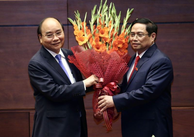 Tân Thủ tướng Chính phủ tặng hoa Thủ tướng Chính phủ tiền nhiệm Nguyễn Xuân Phúc