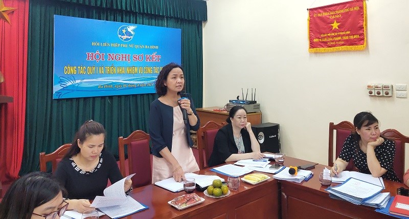 Đồng chí ĐInh Thị Phương Liên - Chủ tịch Hội LHPN quận Ba Đình phát biểu tại hội nghị