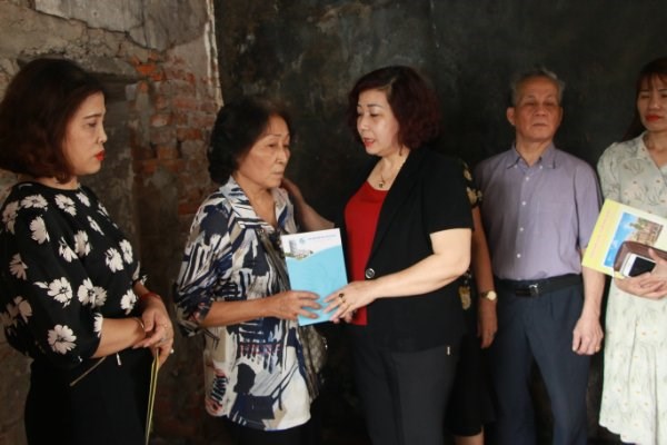 Thay mặt Hội LHPN Hà Nội, đồng chí Lê Thị Thiên Hương, Phó Chủ tịch Hội tặng kinh phí hỗ trợ cho bà Đinh Thị Hồng