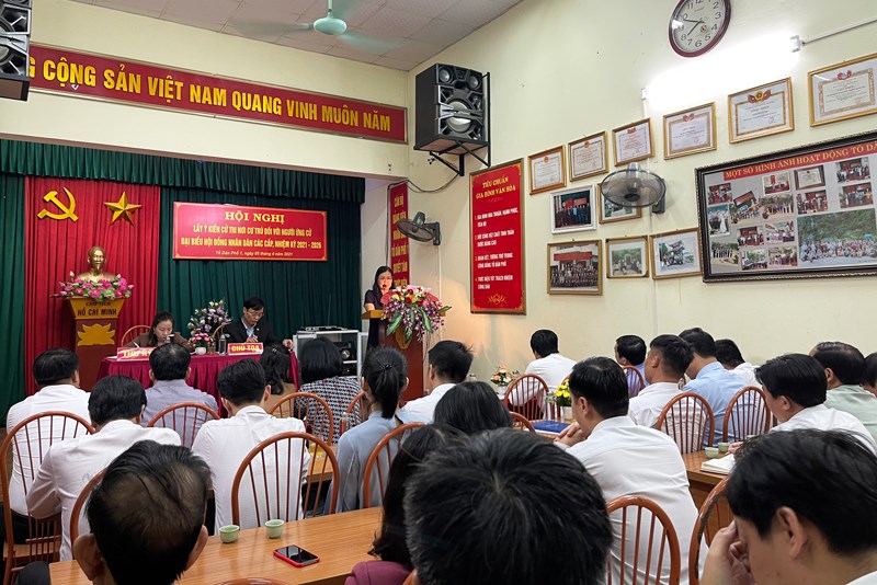Cử tri Tổ dân phố số 1, phường Nguyễn Trãi đóng góp ý kiến nhận xét về các ứng cử viên.