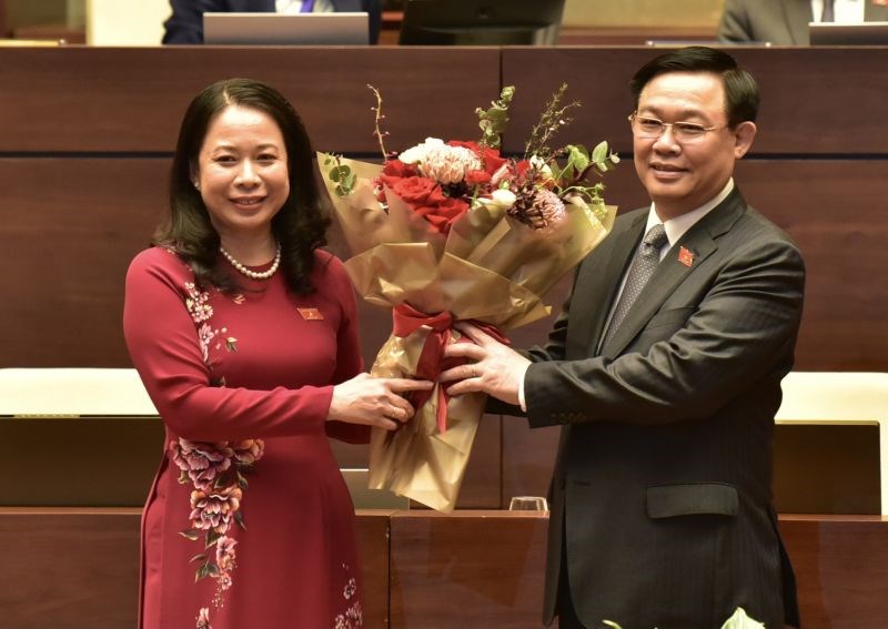 Chủ tịch Quốc hội Vương Đình Huệ tặng hoa chúc mừng tân Phó Chủ tịch nước Vỡ Thị Ánh Xuân
