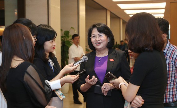 nguyên Phó chủ tịch nước Đặng Thị Ngọc Thịnh chia sẻ với báo chí