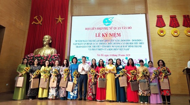 Hội LHPN quận Tây Hồ biểu dương khen thưởng tập thể cá nhân xuất sắc dịp kỷ niệm 90 năm Ngày thành lập Hội LHPN Việt Nam