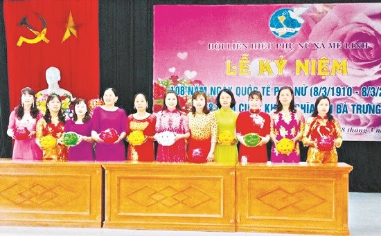 Cán bộ hội viên phụ nữ xã Mê Linh, huyện Mê Linh tích cực tham gia phong trào nuôi lợn nhựa tiết kiệm giúp đỡ phụ nữ khó khăn