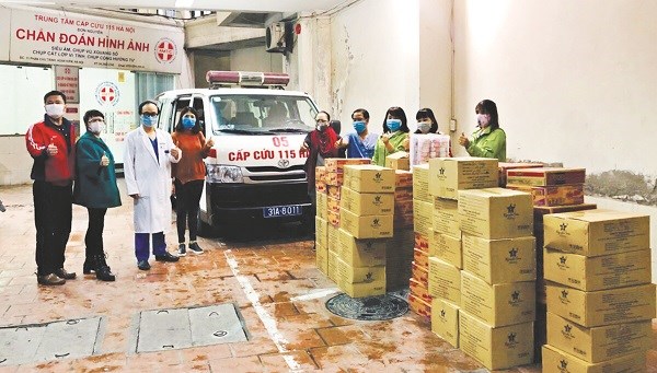 Hội PN xã Tân Triều và nhóm thiện nguyện hoa chùm ngây tặng thiết bị, vật tư phòng chống dịch bệnh Covid -19 cho Trung tâm cấp cứu 115