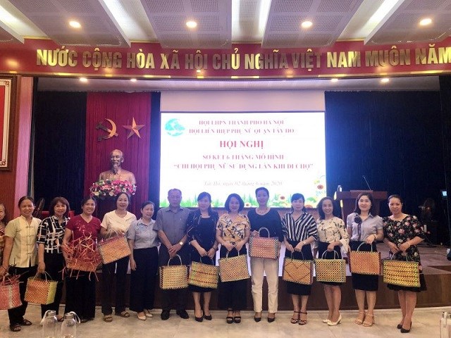Hội nghị sơ kết 6 tháng mô hình "Chi hội phụ nữ sử dụng làn nhựa khi đi chợ" tại phường Xuân La