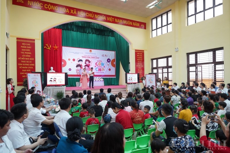 Chương trình “Sinh Con, Sinh Cha” tại Bắc Ninh thu hút sự tham gia đông đảo của hơn 300 phụ huynh, thiếu nhi, cán bộ, giáo viên mầm non địa phương.
