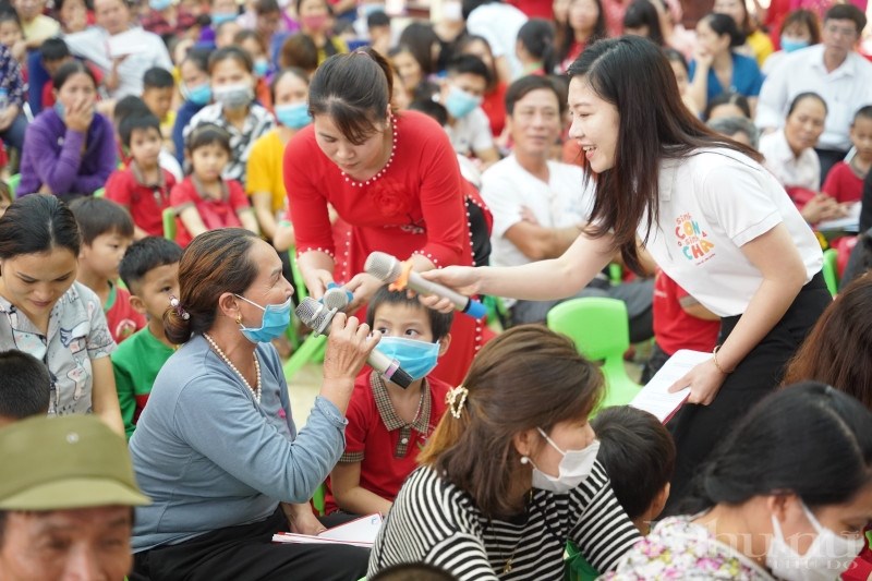 Các phụ huynh và thiếu nhi Bắc Ninh tham gia sôi nổi vào các hoạt động chia sẻ kiến thức, gắn kết gia đình thú vị của chương trình “Sinh Con, Sinh Cha” .