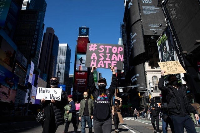 Người biểu tình tuần hành chống lại làn sóng thù hận người châu Á trên Quảng trường Thời đại ở New York hôm 20/3.