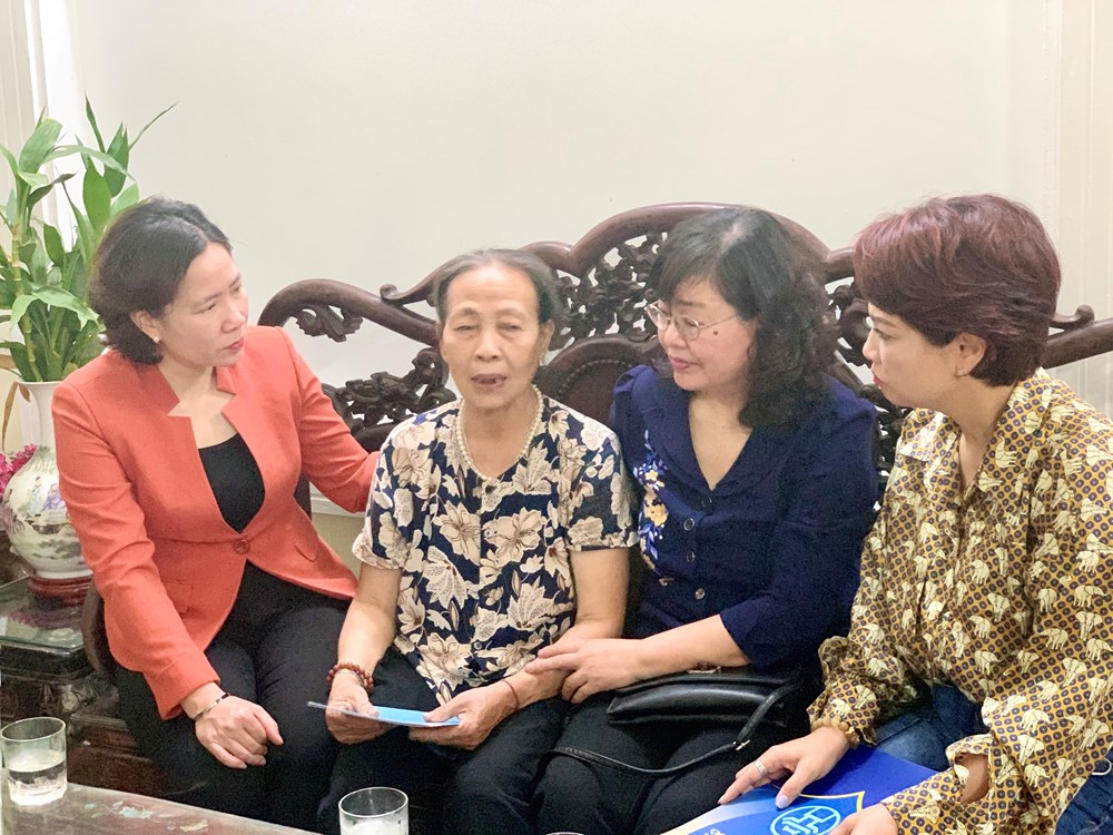 Bà Lê Kim Anh, Chủ tịch Hội LHPN TP Hà Nội cùng lãnh đạo báo Phụ nữ Thủ đô, lãnh đạo Hội LHPN quận Bắc Từ Liêm chia sẻ với nỗi đau mất con của người mẹ
