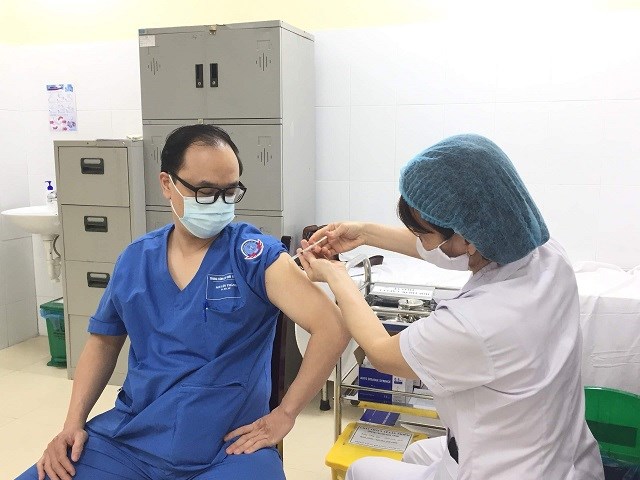 Bác sĩ tại Trung tâm cấp cứu 115 Hà Nội tiêm vắc-xin ngừa Covid-19 đợt 1