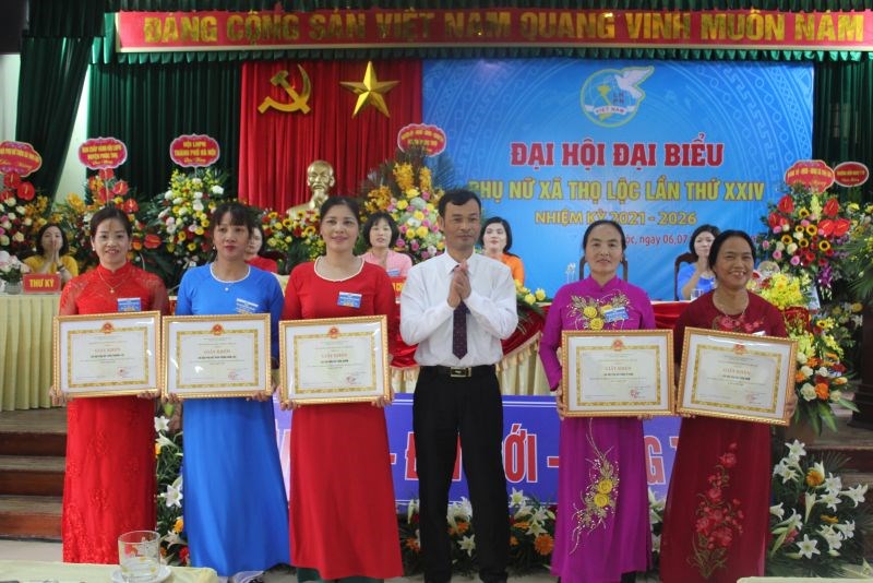 Đại diện HĐND, UBND xã Thọ Lộc khen thưởng các tập thể, cá nhân xuất sắc của Hội LHPN xã nhiệm kỳ 2016 - 2021