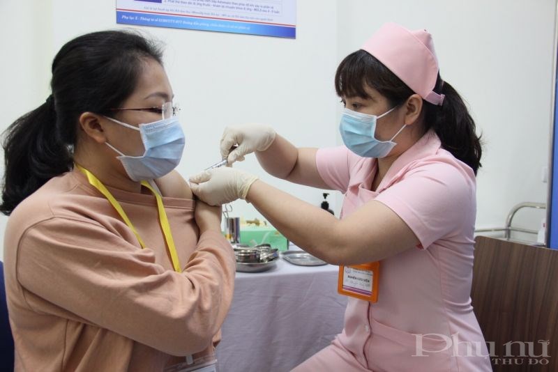 Tiêm thử nghiệm vắc-xin Covivac do Việt Nam chế tạo cho tình nguyện viên.