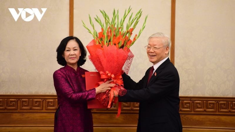Tổng Bí thư Nguyễn Phú Trọng trao quyết định và tặng hoa cho bà Trương Thị Mai.