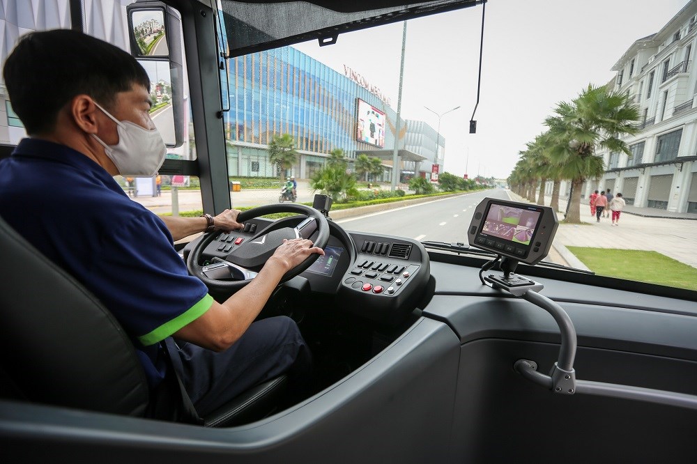Khoang lái dành cho tài xế với những màn hình hiển thị hiện đại đa dạng thông tin