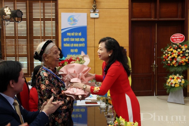 Đồng chí Bùi Thị Ngọc Thúy - Chủ tịch Hội LHPN quận Tây Hồ tặng hoa, tri ân Mẹ Việt Nam Anh hùng Công Thị Mùi để bày tỏ lòng biết ơn, kính trọng của phụ nữ Tây Hồ.