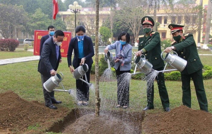 Ngày 20/2/2021, Trưởng ban Dân vận Trung ương Trương Thị Mai cùng Chủ tịch Hội LHPNVN Hà Thị Nga và các đại biểu trồng cây tại buổi Lễ phát động trồng 20 triệu cây xanh của Hội LHPNVN. Ảnh: Hải Hòa