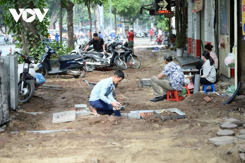 Vỉa hè của hàng loạt tuyến phố ở Hà Nội lại được xới lên để lát đá 