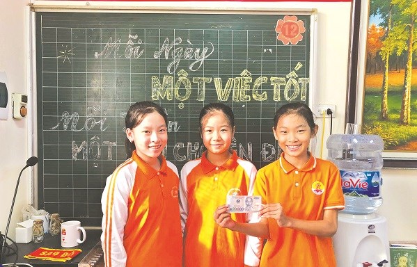 Được chụp ảnh tại bảng tuyên dương là sự khẳng định các em nhỏ trường Dịch Vọng B đã làm được điều tốt (ảnh: Quyết Nguyễn)