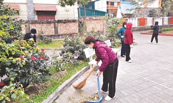 Cán bộ, hội viên phụ nữ quận Hoàng Mai tham gia tổng vệ sinh môi trường