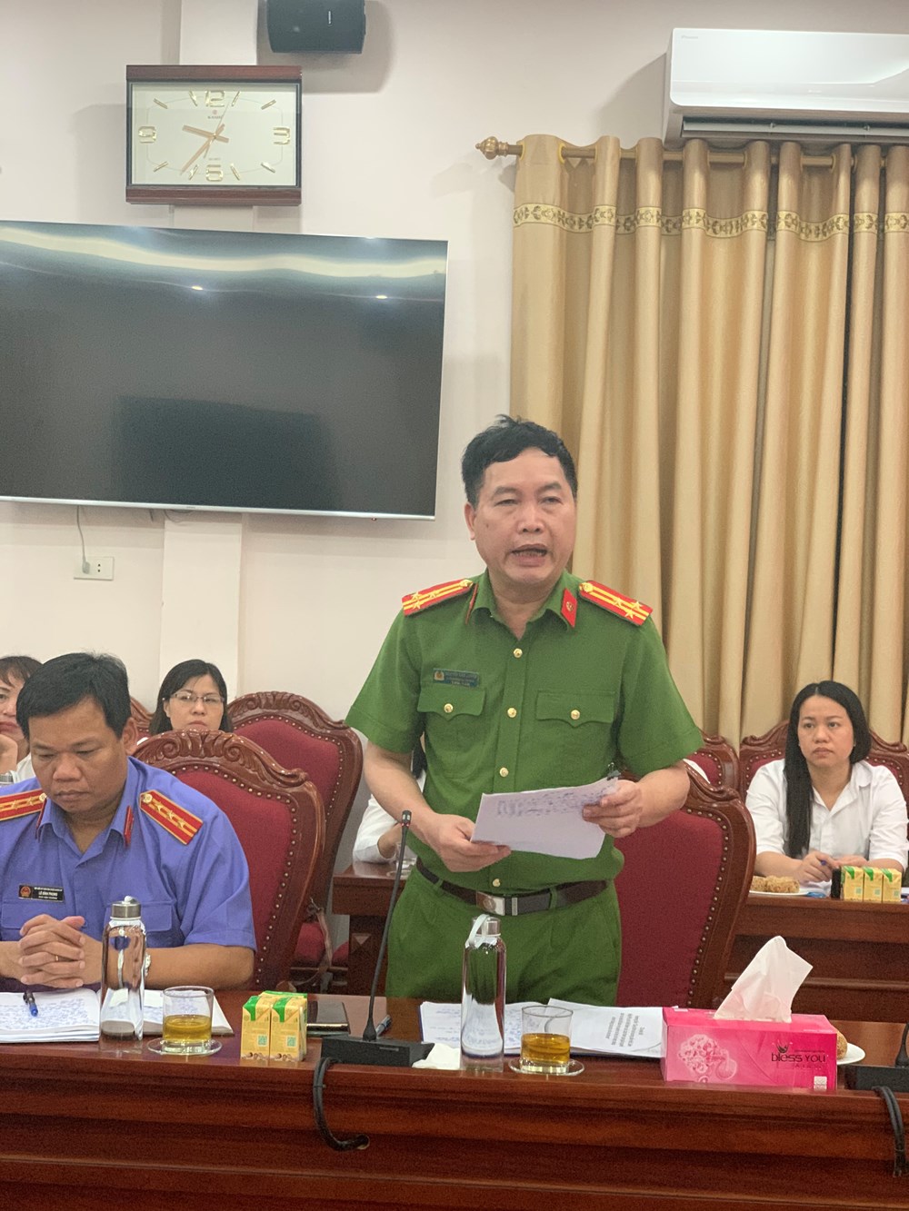 Thượng tá Nguyễn Văn Luyến, Phó trưởng Công an huyện Chương Mỹ đọc bản tham luận