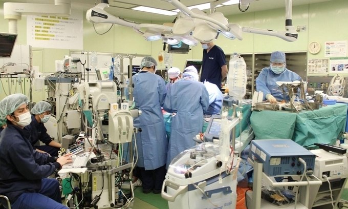 Các bác sĩ tại Bệnh viện Đại học Kyoto thực hiện phẫu thuật ghép phổi từ người hiến tặng còn sống cho bệnh nhân Covid-19.