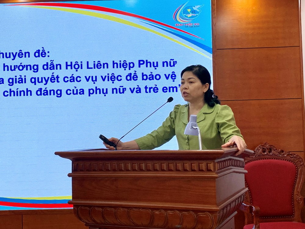 bà Dương Thị Lý Anh - Trưởng ban Chính sách - Luật pháp, Hội LHPN TP Hà Nội trình bày tại buổi tập huấn