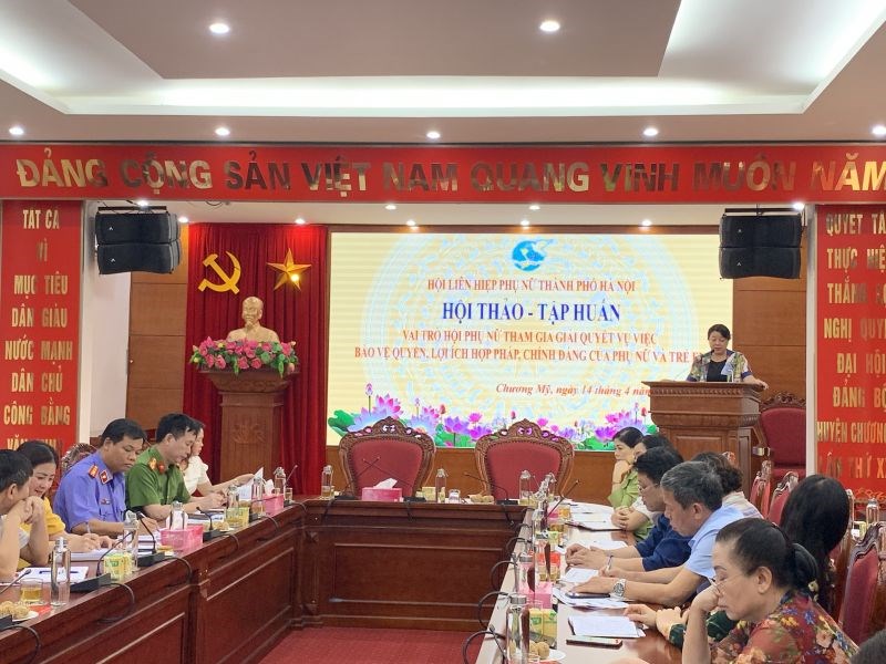 Bà Nguyễn Thị Thu Thuỷ - PCT Thường trực, Hội LHPN TP Hà Nội phát biểu tại buổi hội thảo, tập huấn